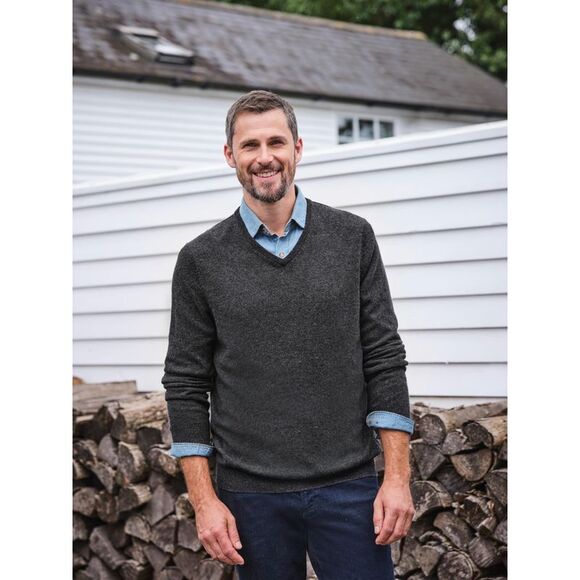 WoolOvers Mens Cashmere V Neck Sweater / Dark Charcoal